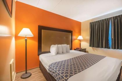 Econo Lodge Inn & Suites Windsor - image 19