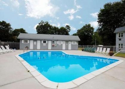 Econo Lodge Inn & Suites Windsor - image 2