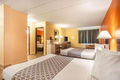 Econo Lodge Inn & Suites Windsor - image 21