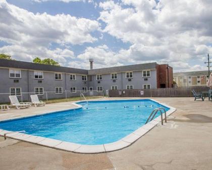 Econo Lodge Inn & Suites Windsor - image 3