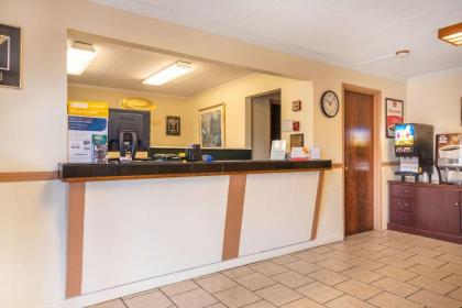 Econo Lodge Inn & Suites Windsor - image 4