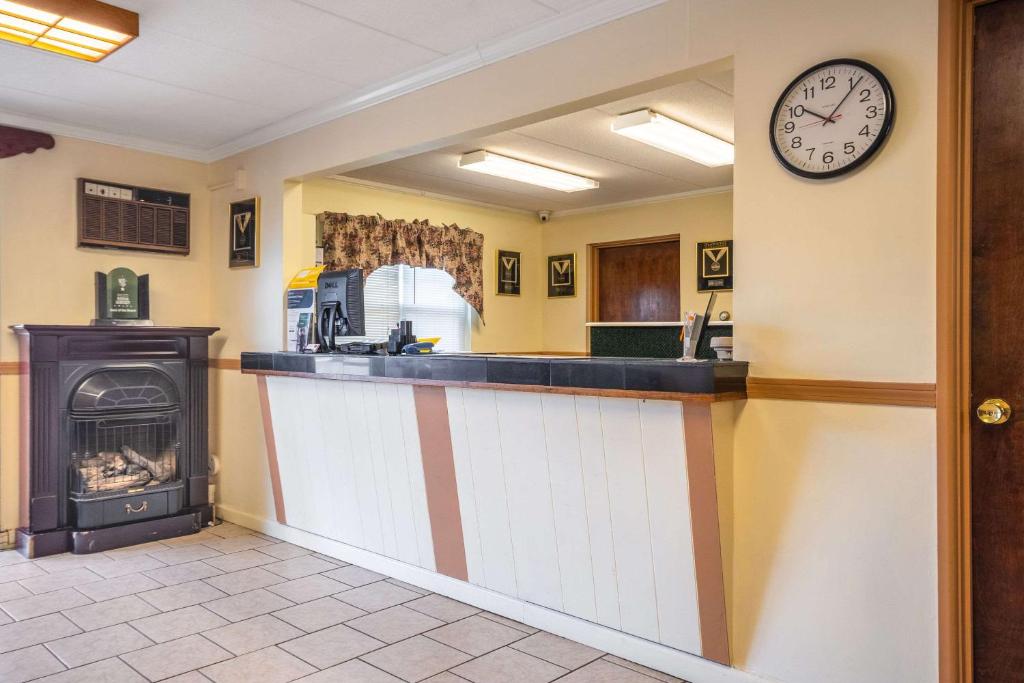 Econo Lodge Inn & Suites Windsor - image 5