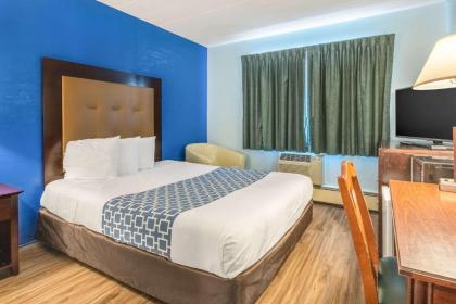 Econo Lodge Inn & Suites Windsor - image 6