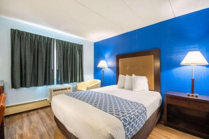Econo Lodge Inn & Suites Windsor - image 7