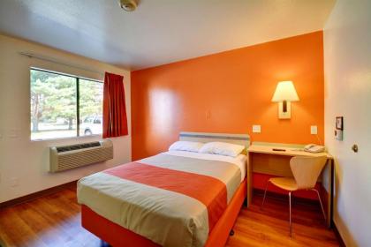 Motel 6-Windsor Locks CT - Hartford - image 3