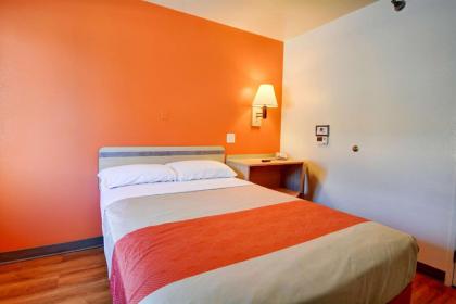 Motel 6-Windsor Locks CT - Hartford - image 6