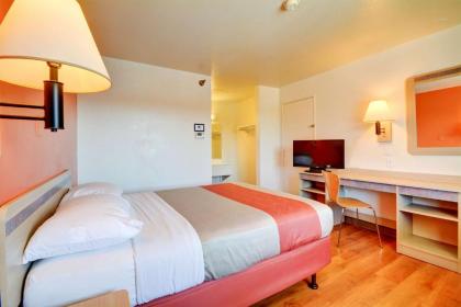 Motel 6-Windsor Locks CT - Hartford - image 7