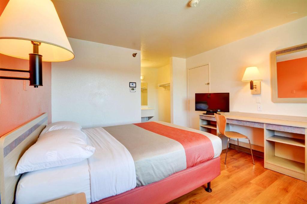 Motel 6-Windsor Locks CT - Hartford - image 7