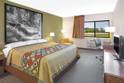 Super 8 by Wyndham Windsor/Madison North - image 10