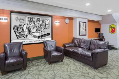 Super 8 by Wyndham Windsor/Madison North - image 11