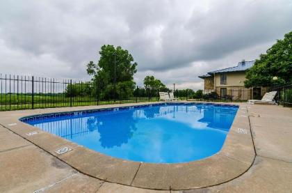 Quality Inn & Suites Winfield - image 6