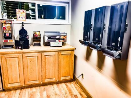 Econo Lodge Inn & Suites - image 6