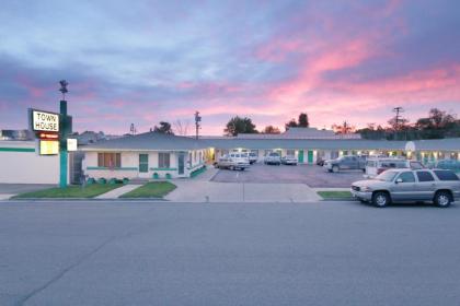 Town House Motel - image 11