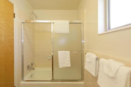 Town House Motel - image 12