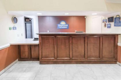 Days Inn & Suites by Wyndham Winnie - image 8