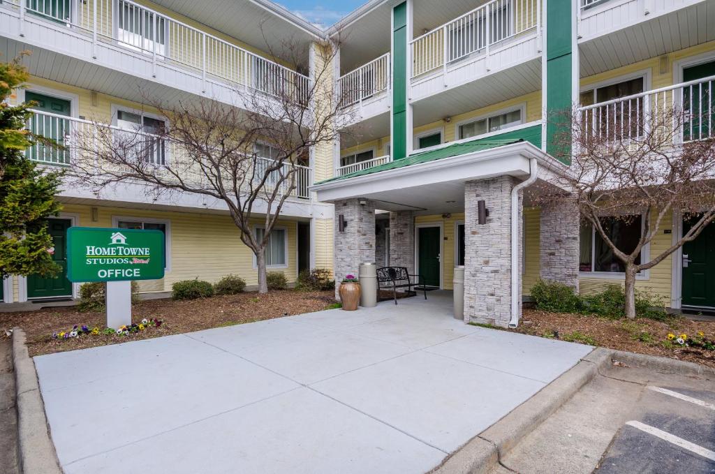 Hometowne Studios by Red Roof Winston-Salem - University Pkwy - image 7