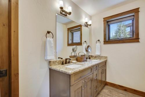 New Luxury Villa #607 Next to Resort with Hot Tub & Amazing Views - FREE Activities & Equipment Rentals Daily - image 4