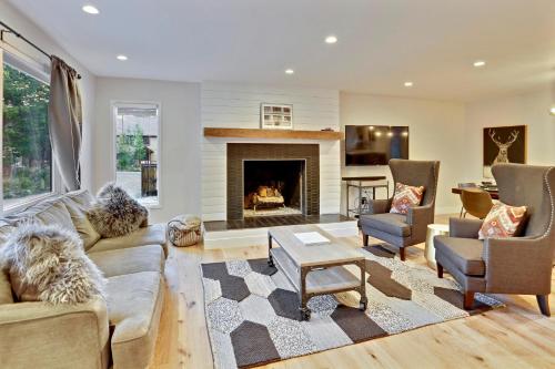 Slopeside Luxury Chalet on the River Next To Resort With Hot Tub & Gas Firepit - FREE Activities & Equipment Rentals Daily - main image