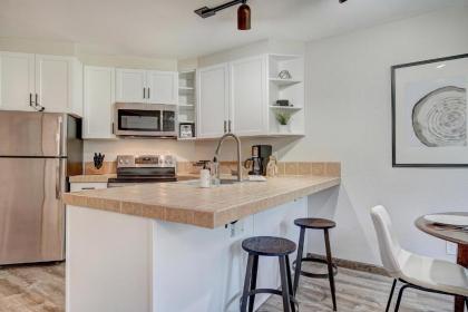 New Chic Ski in-out Condo Sleeps 4 Park Free - image 12