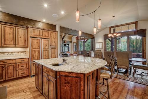 Luxury Home #270 Next To Resort With Hot Tub & Amazing Views - FREE Activities & Equipment Rentals Daily - image 4