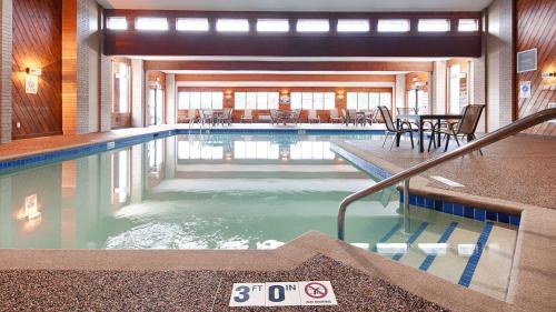 Best Western Ambassador Inn & Suites - image 4