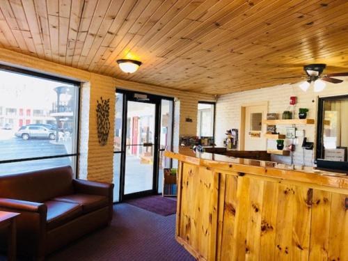 Amber's Inn and Suites - image 2