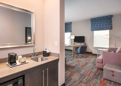 Hampton Inn and Suites at Wisconsin Dells Lake Delton - image 4