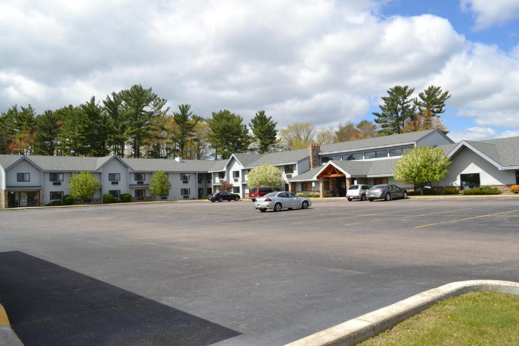 Cobblestone Hotel & Suites - Wisconsin Rapids - image 4