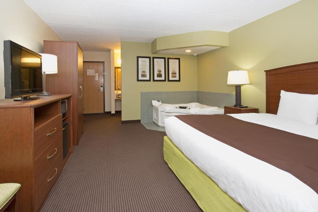 Cobblestone Hotel & Suites - Wisconsin Rapids - image 5