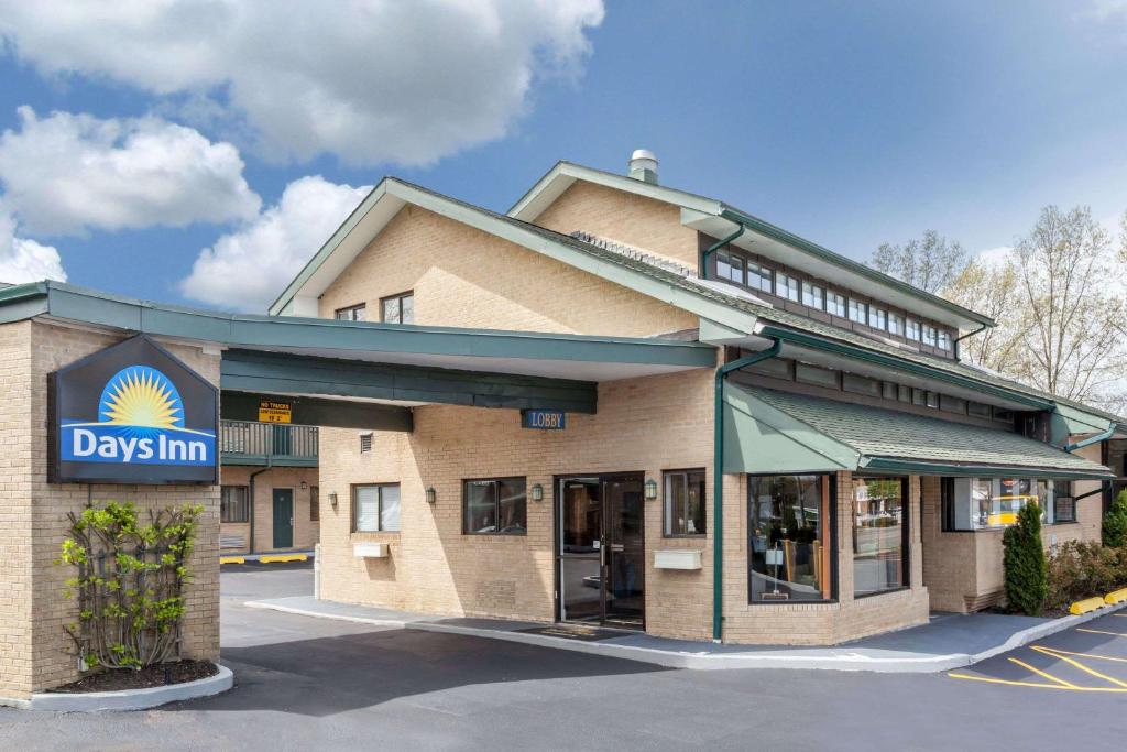 Days Inn by Wyndham Woodbury Long Island - main image