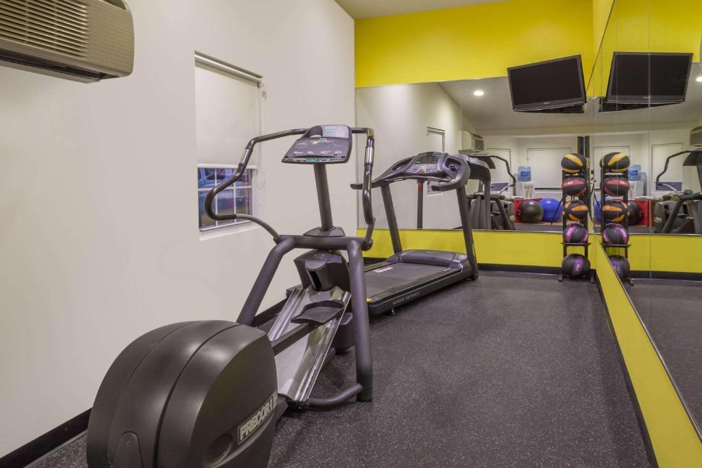 Days Inn by Wyndham Woodbury Long Island - image 3