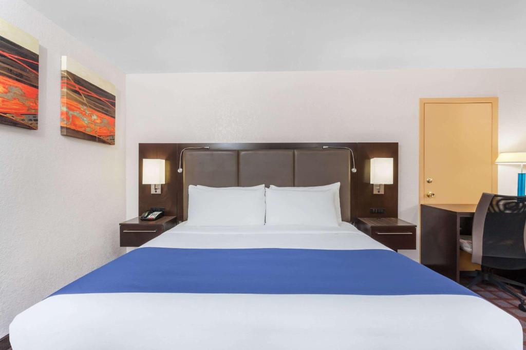 Days Inn by Wyndham Woodbury Long Island - image 7