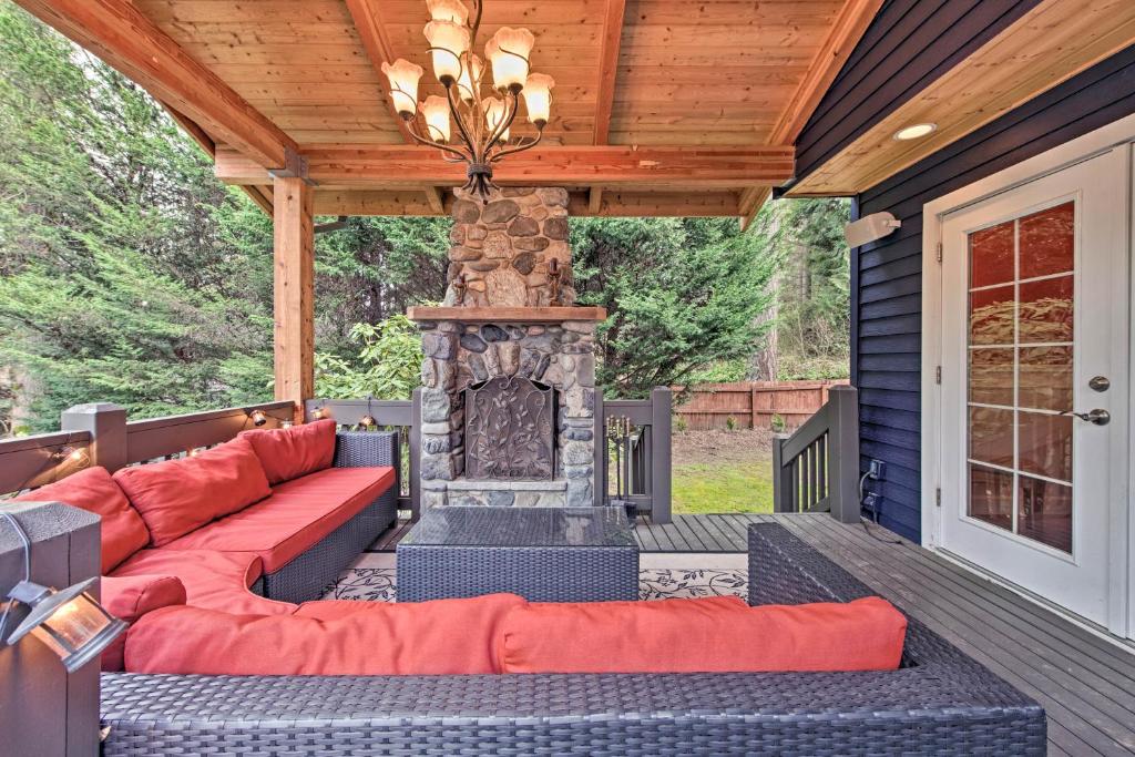 Beautiful Wine Country Home with Hot Tub and Lake View - main image