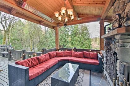 Beautiful Wine Country Home with Hot Tub and Lake View - image 9