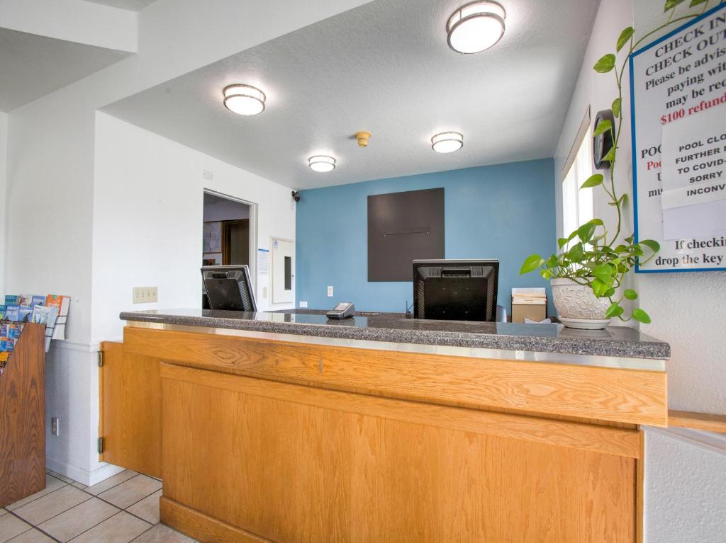 OYO Woodland Hotel and Suites - image 3