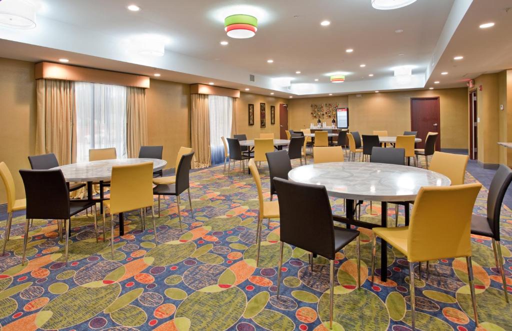 Holiday Inn Express & Suites St Louis Airport an IHG Hotel - image 2