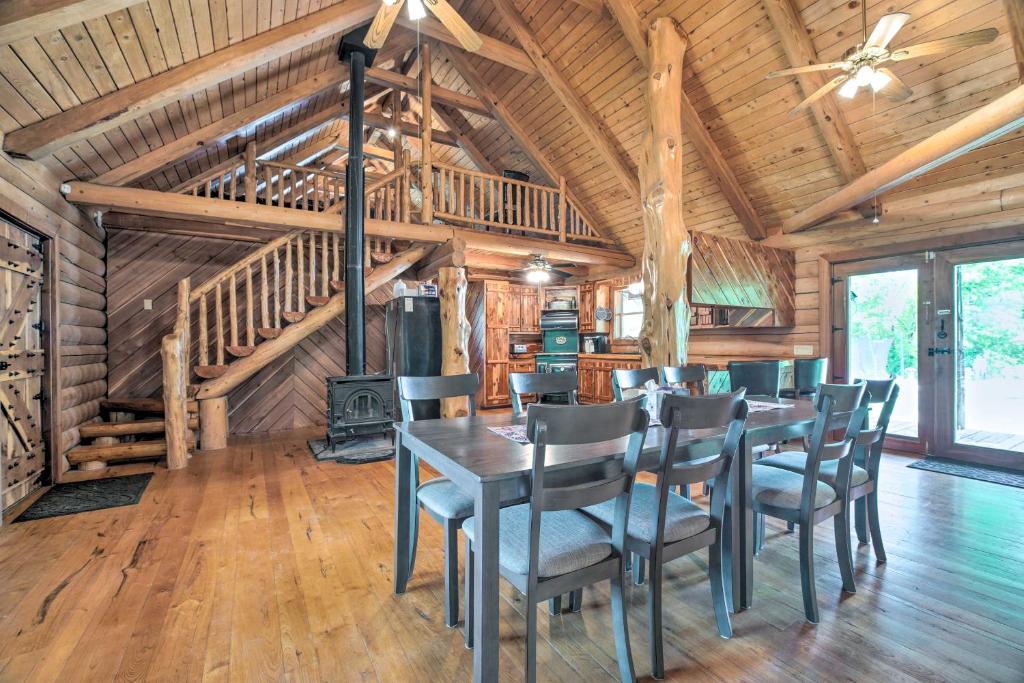 Rustic Woodville Getaway with Guest House! - image 4