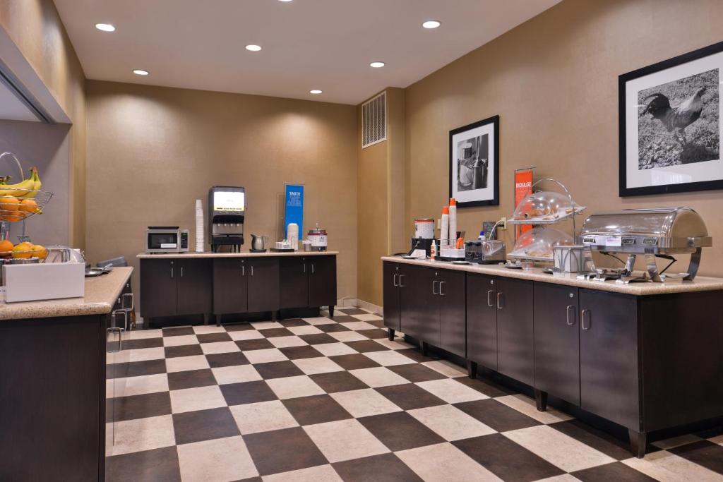 Hampton Inn & Suites Woodward - image 2