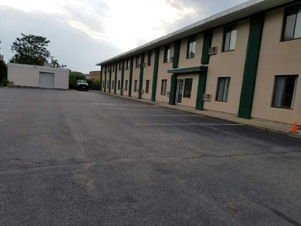 Woonsocket Motor Inn - image 6