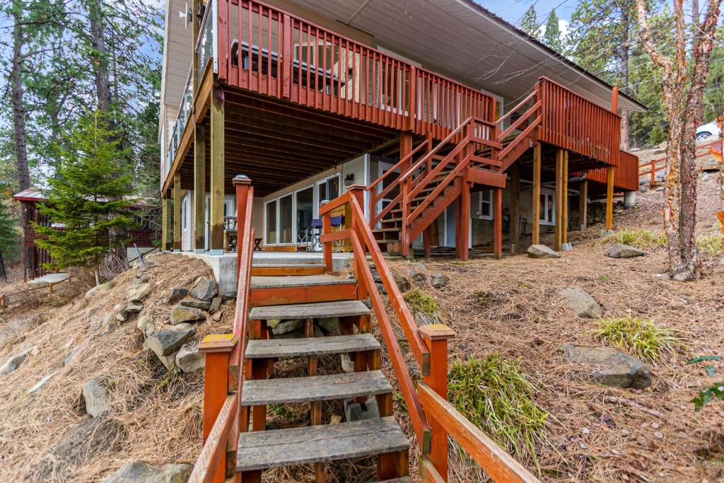 Lakefront Seclusion - main image
