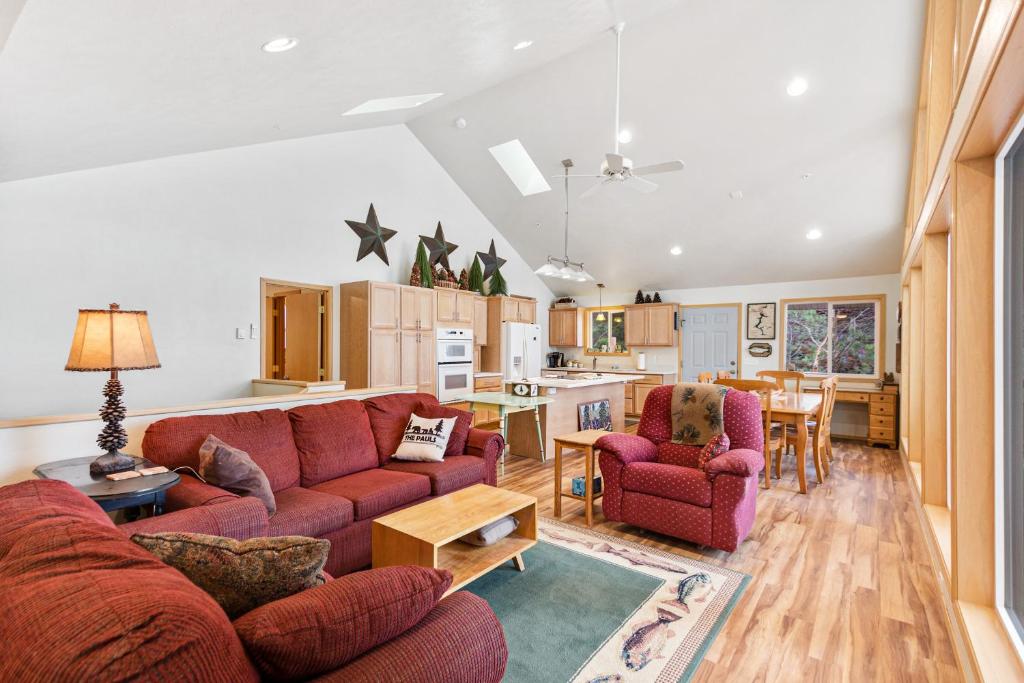 Lakefront Seclusion - image 2