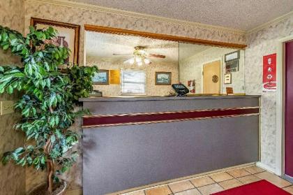 Econo Lodge Worthington - image 3