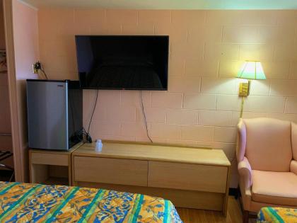Super 7 Inn - image 2