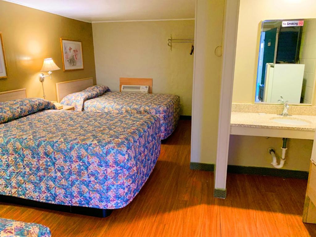 Super 7 Inn - image 5