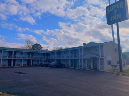 Super 7 Inn - image 9