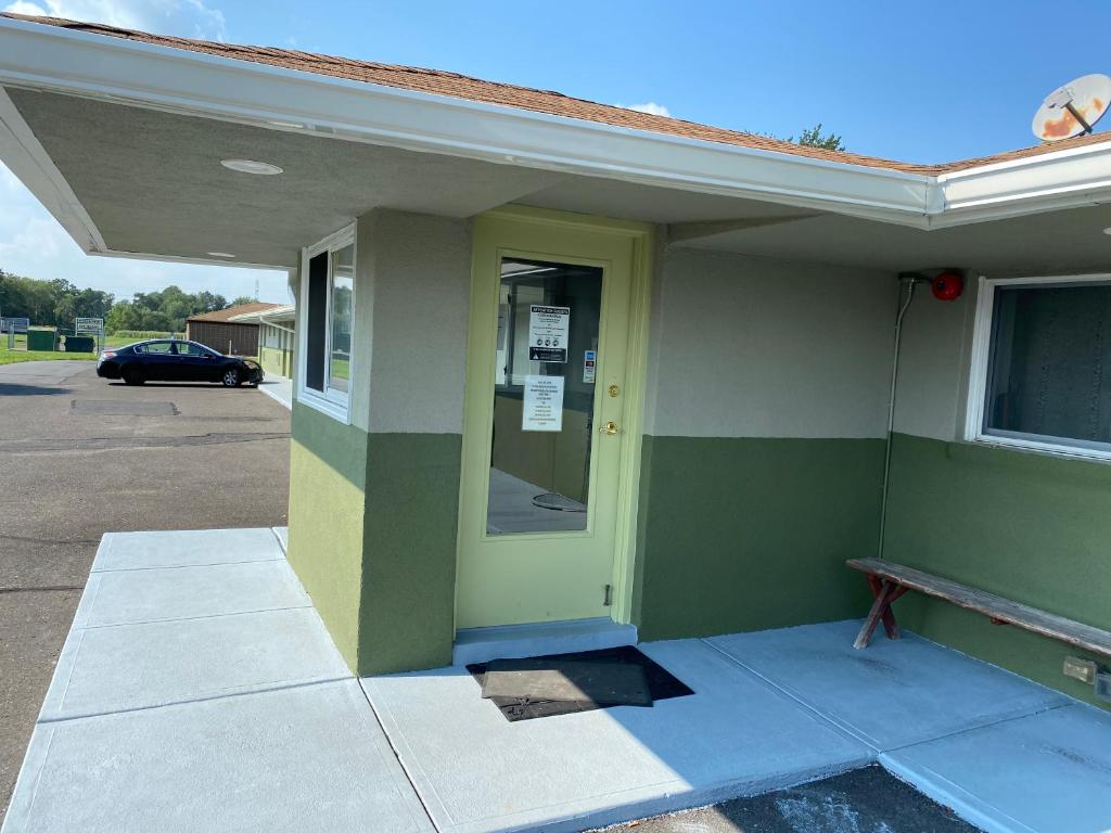Red Carpet Inn & Suites Wrightstown - image 3