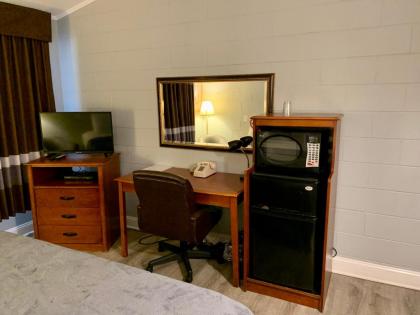 Hill Top Motel - image 12