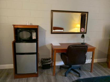 Hill Top Motel - image 15