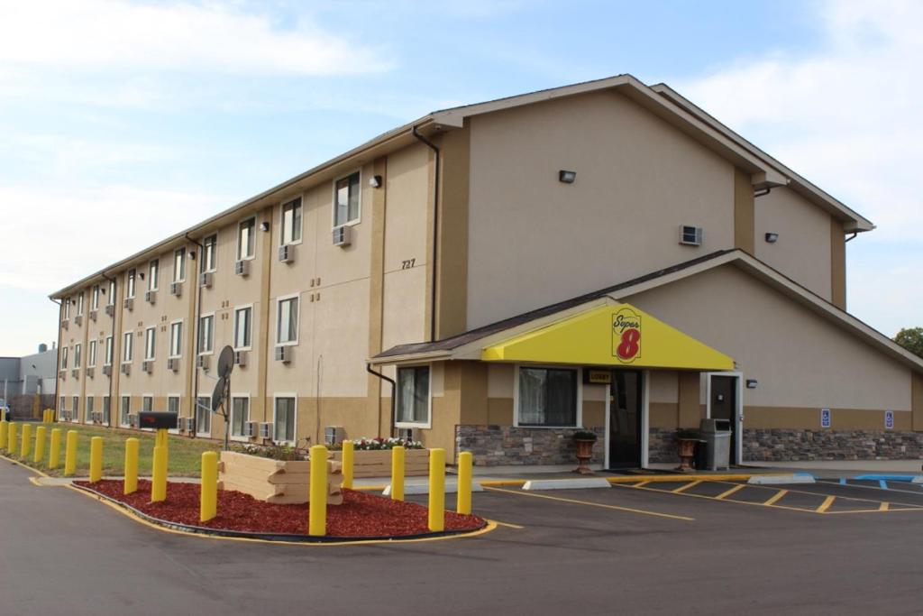 Super 8 Grand Rapids City Center - image 3