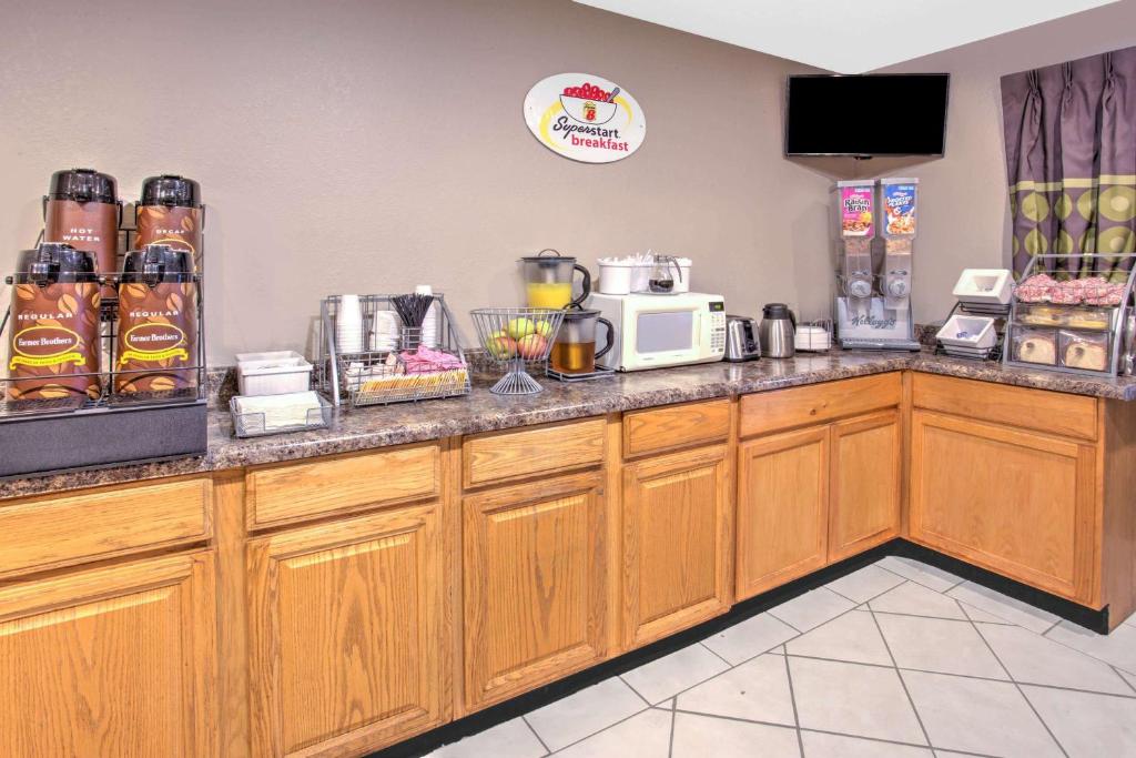 Super 8 Grand Rapids City Center - image 4